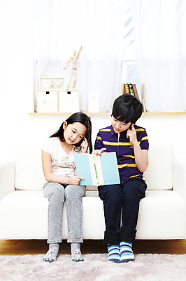 포토 JPG 전신 학생 라이프스타일 여자 어린이교육 교육 남자 어린이라이프 초등학생 어린이 포즈 생각 의자 실내 들기 사람 앉기 동양인 손짓 소녀 소년 두명 10대 책 친구 소파 카펫 펼침 한국인 매트 커튼 고민 공부방 십대만 국내포토 감정 가구 관계 모션 청소년 인종 내부 생활 파일형식