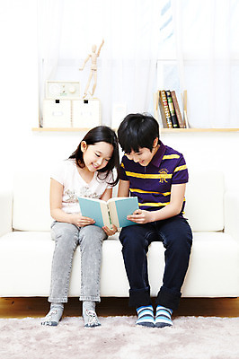 포토 JPG 전신 학생 라이프스타일 여자 어린이교육 교육 남자 어린이라이프 초등학생 어린이 포즈 의자 실내 웃음 들기 사람 앉기 동양인 소녀 소년 두명 10대 책 친구 소파 독서 카펫 펼침 한국인 매트 커튼 즐거움 한권 공부방 십대만 국내포토 1 감정 가구 관계 모션 청소년 표정 인종 내부 생활 파일형식