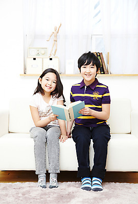 포토 JPG 전신 학생 라이프스타일 여자 어린이교육 교육 남자 어린이라이프 초등학생 어린이 포즈 의자 실내 웃음 들기 사람 앉기 동양인 소녀 소년 두명 10대 책 친구 소파 독서 카펫 펼침 한국인 매트 커튼 한권 공부방 십대만 국내포토 1 가구 관계 모션 청소년 표정 인종 내부 생활 파일형식