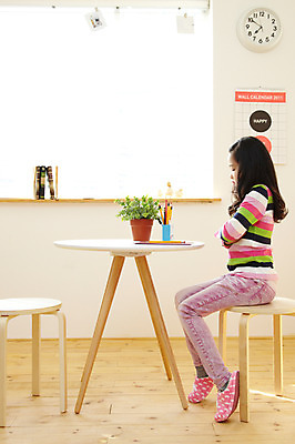 포토 JPG 전신 식물 학생 라이프스타일 여자 어린이교육 교육 어린이라이프 화분 화초 초등학생 어린이 시계 포즈 의자 탁자 문구용품 슬리퍼 실내 실내화 한명 사람 앉기 동양인 손짓 소녀 옆모습 10대 책 연필 팔짱 한국인 분노 블라인드 커튼 벽시계 연필꽂이 공부방 문제풀이 문제집 여자만 여자한명만 소녀만 국내포토 1 감정 뷰포인트 가구 신발 모션 청소년 학용품 인종 내부 생활 필기구 오브젝트 어린이만 파일형식