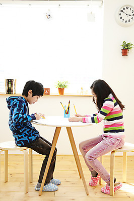 포토 JPG 전신 식물 학생 라이프스타일 여자 어린이교육 교육 남자 어린이라이프 화분 화초 초등학생 어린이 시계 포즈 의자 탁자 문구용품 슬리퍼 실내 실내화 들기 사람 앉기 동양인 소녀 소년 두명 옆모습 10대 책 친구 연필 펼침 한국인 블라인드 커튼 벽시계 연필꽂이 공부방 마주앉기 문제풀이 문제집 십대만 국내포토 뷰포인트 가구 신발 관계 모션 청소년 학용품 인종 내부 생활 필기구 오브젝트 파일형식
