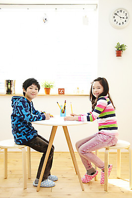 포토 JPG 전신 식물 학생 라이프스타일 여자 어린이교육 교육 남자 어린이라이프 화분 화초 초등학생 어린이 시계 포즈 의자 탁자 문구용품 슬리퍼 실내 실내화 웃음 들기 사람 앉기 동양인 소녀 소년 두명 10대 책 친구 연필 펼침 한국인 블라인드 커튼 벽시계 연필꽂이 공부방 마주앉기 문제풀이 문제집 십대만 국내포토 가구 신발 관계 모션 청소년 학용품 표정 인종 내부 생활 필기구 오브젝트 파일형식