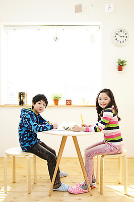 포토 JPG 전신 식물 학생 라이프스타일 여자 어린이교육 교육 남자 어린이라이프 화분 화초 초등학생 어린이 시계 포즈 의자 탁자 문구용품 슬리퍼 실내 실내화 웃음 들기 사람 앉기 동양인 소녀 소년 두명 10대 책 친구 연필 펼침 한국인 블라인드 커튼 벽시계 공부방 마주앉기 문제풀이 문제집 십대만 국내포토 가구 신발 관계 모션 청소년 학용품 표정 인종 내부 생활 필기구 오브젝트 파일형식