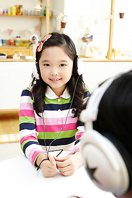 포토 JPG 학생 라이프스타일 여자 어린이교육 교육 남자 어린이라이프 초등학생 어린이 음악 포즈 탁자 실내 웃음 사람 앉기 동양인 소녀 소년 상반신 두명 10대 친구 헤드폰 음악감상 한국인 공부방 십대만 국내포토 음향기기 가구 관계 모션 청소년 문화예술 표정 인종 내부 생활 감상 파일형식