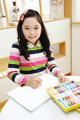 포토 JPG 학생 라이프스타일 여자 어린이교육 교육 어린이라이프 초등학생 어린이 포즈 탁자 문구용품 실내 미술 한명 들기 사람 앉기 동양인 소녀 상반신 10대 미술도구 한국인 그리기 스케치북 크레파스 공부방 여자만 여자한명만 소녀만 국내포토 1 가구 모션 청소년 문화예술 학용품 인종 내부 생활 오브젝트 어린이만 파일형식