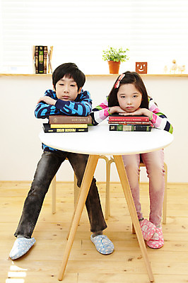 포토 JPG 전신 식물 학생 라이프스타일 여자 어린이교육 교육 남자 어린이라이프 화분 화초 초등학생 어린이 엎드리기 포즈 의자 탁자 슬리퍼 실내 실내화 사람 앉기 동양인 소녀 소년 두명 10대 책 친구 쌓기 턱괴기 한국인 여러권 공부방 십대만 국내포토 가구 다수 신발 관계 모션 청소년 인종 내부 생활 파일형식