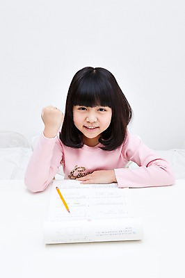 포토 JPG 학생 라이프스타일 여자 어린이교육 교육 어린이라이프 초등학생 어린이 포즈 문구용품 실내 한명 사람 앉기 동양인 손짓 소녀 상반신 10대 책 연필 파이팅 펼침 한국인 책상 공부방 문제풀이 문제집 여자만 여자한명만 소녀만 국내포토 1 가구 모션 청소년 학용품 인종 내부 생활 필기구 오브젝트 어린이만 파일형식