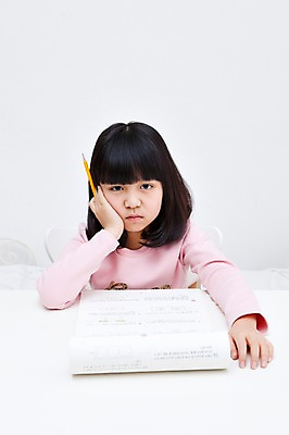 포토 JPG 학생 라이프스타일 여자 어린이교육 교육 어린이라이프 초등학생 어린이 포즈 문구용품 실내 한명 들기 사람 앉기 동양인 소녀 상반신 10대 책 연필 턱괴기 펼침 한국인 책상 공부방 문제풀이 문제집 여자만 여자한명만 소녀만 국내포토 1 가구 모션 청소년 학용품 인종 내부 생활 필기구 오브젝트 어린이만 파일형식