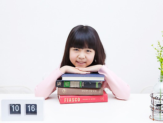 포토 JPG 식물 학생 라이프스타일 여자 어린이교육 교육 어린이라이프 화분 화초 초등학생 어린이 시계 포즈 실내 한명 웃음 사람 앉기 동양인 소녀 상반신 10대 책 쌓기 한국인 책상 여러권 탁상시계 공부방 여자만 여자한명만 소녀만 국내포토 1 가구 다수 모션 청소년 표정 인종 내부 생활 어린이만 파일형식