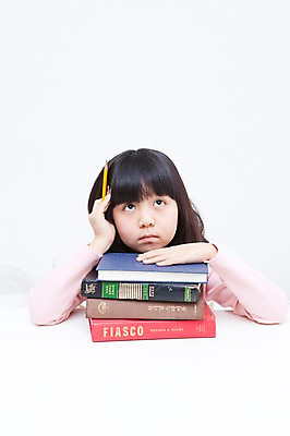 포토 JPG 학생 라이프스타일 여자 어린이교육 교육 어린이라이프 초등학생 어린이 포즈 생각 문구용품 실내 한명 사람 앉기 동양인 소녀 상반신 10대 책 연필 쌓기 한국인 책상 여러권 고민 공부방 여자만 여자한명만 소녀만 국내포토 1 감정 가구 다수 모션 청소년 학용품 인종 내부 생활 필기구 오브젝트 어린이만 파일형식