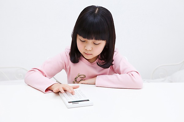 포토 JPG 학생 라이프스타일 여자 어린이교육 교육 어린이라이프 초등학생 어린이 포즈 실내 한명 사람 앉기 동양인 소녀 상반신 10대 한국인 계산기 계산 책상 공부방 여자만 여자한명만 소녀만 국내포토 1 가구 모션 청소년 문구용품 인종 내부 생활 장비 어린이만 파일형식