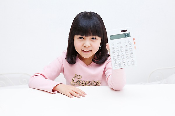 포토 JPG 학생 라이프스타일 여자 어린이교육 교육 어린이라이프 초등학생 어린이 포즈 실내 한명 웃음 들기 사람 앉기 동양인 소녀 상반신 10대 한국인 계산기 계산 책상 공부방 보여주기 여자만 여자한명만 소녀만 국내포토 1 가구 모션 청소년 문구용품 표정 인종 내부 생활 장비 어린이만 파일형식