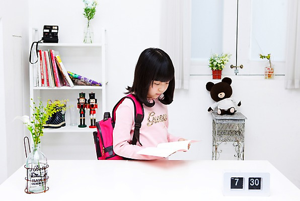 포토 JPG 식물 학생 라이프스타일 응시 여자 어린이교육 교육 어린이라이프 화분 화초 초등학생 어린이 인형 시계 포즈 가방 창문 모션 책장 책가방 실내 한명 들기 사람 앉기 동양인 소녀 상반신 10대 책 장난감 곰인형 펼침 한국인 커튼 잡지 책상 탁상시계 공부방 여자만 여자한명만 소녀만 국내포토 1 시선 잡화 가구 청소년 인종 내부 생활 간행물 어린이만 파일형식