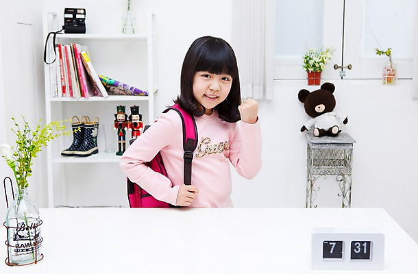 포토 JPG 식물 학생 라이프스타일 여자 어린이교육 교육 어린이라이프 화분 화초 초등학생 어린이 인형 시계 포즈 가방 창문 모션 책장 책가방 실내 한명 미소 웃음 사람 앉기 동양인 손짓 소녀 상반신 10대 책 장난감 파이팅 곰인형 한국인 커튼 잡지 책상 탁상시계 공부방 여자만 여자한명만 소녀만 국내포토 1 잡화 가구 청소년 표정 인종 내부 생활 간행물 어린이만 파일형식