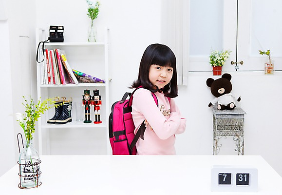 포토 JPG 식물 학생 라이프스타일 여자 어린이교육 교육 어린이라이프 화분 화초 초등학생 어린이 인형 시계 포즈 가방 창문 모션 책장 책가방 실내 한명 미소 웃음 사람 앉기 동양인 손짓 소녀 상반신 10대 책 장난감 팔짱 곰인형 한국인 커튼 잡지 책상 탁상시계 공부방 여자만 여자한명만 소녀만 국내포토 1 잡화 가구 청소년 표정 인종 내부 생활 간행물 어린이만 파일형식