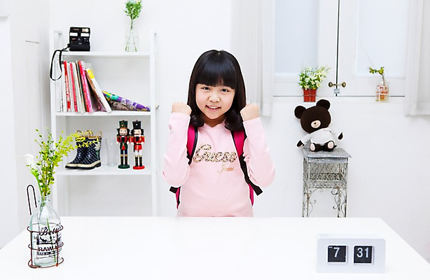 포토 JPG 식물 학생 라이프스타일 여자 어린이교육 교육 어린이라이프 화분 화초 초등학생 어린이 인형 시계 포즈 가방 창문 모션 책장 책가방 실내 한명 미소 웃음 사람 앉기 동양인 손짓 소녀 상반신 10대 책 장난감 파이팅 곰인형 한국인 커튼 잡지 책상 탁상시계 공부방 여자만 여자한명만 소녀만 국내포토 1 잡화 가구 청소년 표정 인종 내부 생활 간행물 어린이만 파일형식