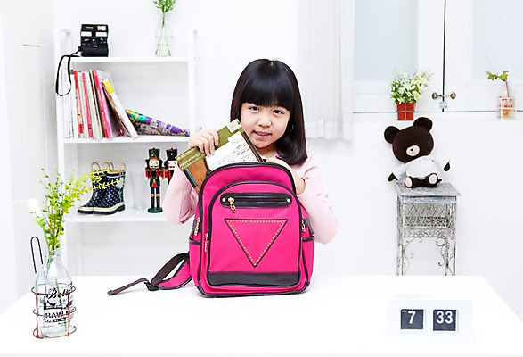 포토 JPG 식물 학생 라이프스타일 여자 어린이교육 교육 어린이라이프 화분 화초 초등학생 어린이 인형 시계 포즈 가방 창문 모션 책장 책가방 실내 한명 미소 웃음 사람 앉기 동양인 소녀 상반신 10대 책 장난감 곰인형 한국인 커튼 잡지 책상 탁상시계 공부방 여자만 여자한명만 소녀만 국내포토 1 잡화 가구 청소년 표정 인종 내부 생활 간행물 어린이만 파일형식