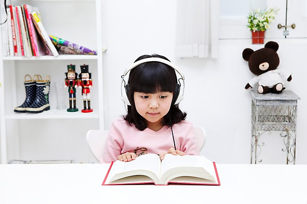 포토 JPG 식물 학생 라이프스타일 여자 어린이교육 교육 어린이라이프 화분 화초 초등학생 어린이 음악 인형 포즈 창문 모션 책장 실내 한명 사람 앉기 동양인 소녀 상반신 10대 책 장난감 독서 헤드폰 곰인형 음악감상 한국인 커튼 잡지 책상 한권 공부방 여자만 여자한명만 소녀만 국내포토 1 음향기기 가구 청소년 문화예술 인종 내부 생활 간행물 감상 어린이만 파일형식