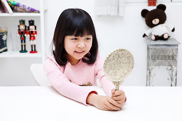 포토 JPG 학생 라이프스타일 여자 어린이교육 교육 어린이라이프 초등학생 어린이 인형 포즈 의자 책장 실내 한명 웃음 들기 사람 앉기 동양인 소녀 상반신 10대 책 장난감 곰인형 거울 한국인 커튼 잡지 책상 손거울 공부방 여자만 여자한명만 소녀만 국내포토 1 가구 모션 청소년 표정 인종 내부 생활 간행물 어린이만 파일형식