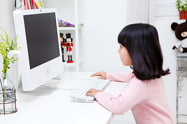 포토 JPG 식물 학생 라이프스타일 여자 어린이교육 교육 어린이라이프 화분 화초 초등학생 어린이 포즈 실내 한명 사람 앉기 동양인 소녀 상반신 옆모습 10대 책 컴퓨터 모니터 한국인 키보드 커튼 책상 공부방 여자만 여자한명만 소녀만 국내포토 1 뷰포인트 가구 모션 청소년 인종 내부 생활 전자제품 어린이만 파일형식