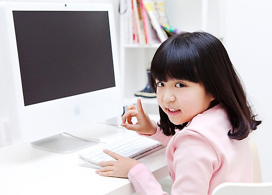 포토 JPG 학생 라이프스타일 여자 어린이교육 교육 어린이라이프 초등학생 어린이 포즈 의자 책장 실내 한명 웃음 사람 앉기 동양인 손짓 소녀 상반신 10대 책 컴퓨터 모니터 한국인 키보드 잡지 책상 공부방 여자만 여자한명만 소녀만 국내포토 1 가구 모션 청소년 표정 인종 내부 생활 간행물 전자제품 어린이만 파일형식