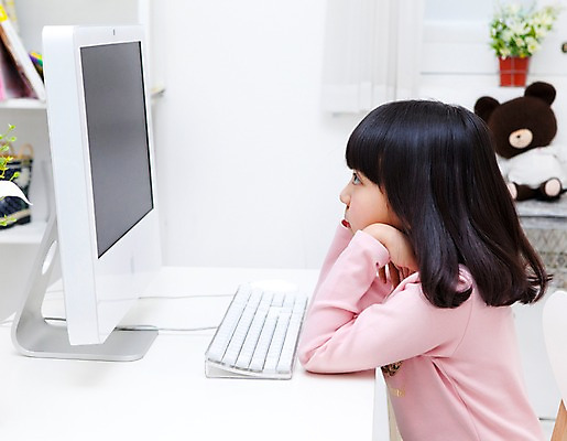 포토 JPG 식물 학생 라이프스타일 여자 어린이교육 교육 어린이라이프 화분 화초 초등학생 어린이 인형 포즈 의자 책장 실내 한명 사람 앉기 동양인 소녀 상반신 옆모습 10대 컴퓨터 장난감 모니터 턱괴기 곰인형 한국인 키보드 커튼 잡지 책상 공부방 여자만 여자한명만 소녀만 국내포토 1 뷰포인트 가구 모션 청소년 인종 내부 생활 간행물 전자제품 어린이만 파일형식