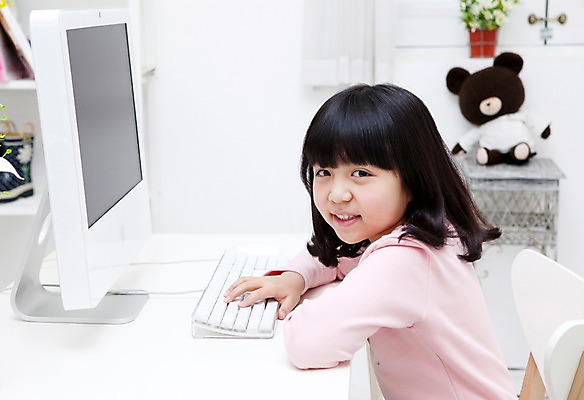 포토 JPG 식물 학생 라이프스타일 여자 어린이교육 교육 어린이라이프 화분 화초 초등학생 어린이 인형 포즈 의자 실내 한명 웃음 사람 앉기 동양인 소녀 상반신 10대 컴퓨터 장난감 모니터 곰인형 한국인 키보드 커튼 책상 공부방 여자만 여자한명만 소녀만 국내포토 1 가구 모션 청소년 표정 인종 내부 생활 전자제품 어린이만 파일형식