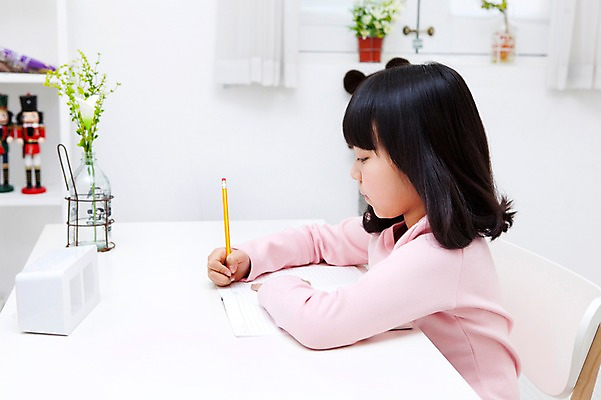 포토 JPG 식물 학생 라이프스타일 여자 어린이교육 교육 어린이라이프 화분 화초 초등학생 어린이 포즈 문구용품 실내 한명 들기 사람 앉기 동양인 소녀 상반신 옆모습 10대 책 연필 공책 펼침 한국인 커튼 책상 공부방 여자만 여자한명만 소녀만 국내포토 1 뷰포인트 가구 모션 청소년 학용품 인종 내부 생활 필기구 오브젝트 어린이만 파일형식