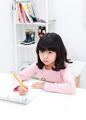 포토 JPG 학생 라이프스타일 여자 어린이교육 교육 어린이라이프 초등학생 어린이 포즈 의자 문구용품 실내 한명 들기 사람 앉기 동양인 소녀 상반신 10대 책 연필 펼침 한국인 커튼 책상 공부방 문제풀이 문제집 여자만 여자한명만 소녀만 국내포토 1 가구 모션 청소년 학용품 인종 내부 생활 필기구 오브젝트 어린이만 파일형식