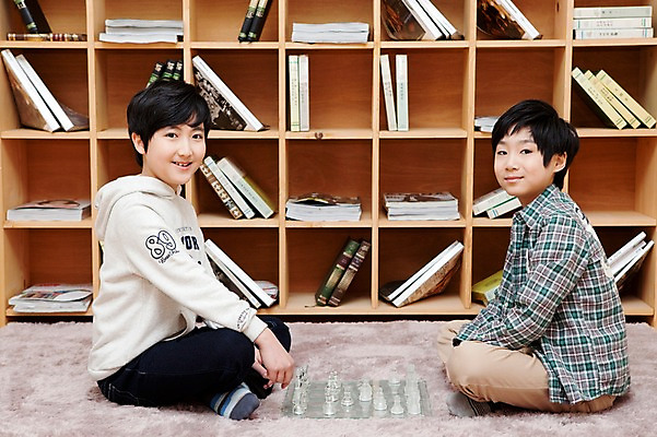 포토 JPG 전신 학생 라이프스타일 남자 어린이라이프 초등학생 어린이 포즈 놀이 책장 실내 웃음 사람 앉기 동양인 소년 두명 10대 책 친구 카펫 한국인 게임 말 체스말 체스 즐거움 여러권 체스판 마주앉기 체스게임 남자만 소년만 국내포토 감정 가구 다수 관계 모션 청소년 표정 인종 내부 생활 어린이만 파일형식