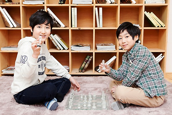 포토 JPG 전신 학생 라이프스타일 남자 어린이라이프 초등학생 어린이 포즈 놀이 책장 실내 웃음 들기 사람 앉기 동양인 소년 두명 10대 책 친구 카펫 한국인 게임 말 체스말 체스 즐거움 여러권 체스판 마주앉기 체스게임 남자만 소년만 국내포토 감정 가구 다수 관계 모션 청소년 표정 인종 내부 생활 어린이만 파일형식
