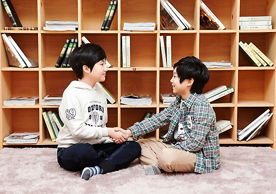 포토 JPG 전신 학생 라이프스타일 남자 어린이라이프 초등학생 어린이 포즈 놀이 책장 악수 실내 웃음 사람 앉기 동양인 손짓 소년 두명 10대 책 친구 카펫 한국인 즐거움 여러권 마주앉기 화해 남자만 소년만 국내포토 감정 가구 다수 관계 모션 청소년 표정 인종 내부 생활 어린이만 파일형식 생활용품 오브젝트
