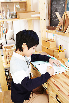 포토 JPG 학생 라이프스타일 어린이교육 교육 남자 어린이라이프 초등학생 어린이 포즈 의자 문구용품 실내 한명 사람 앉기 동양인 소년 상반신 10대 책 하이앵글 연필 칠판 펼침 한국인 책상 연필꽂이 공부방 문제풀이 문제집 미니칠판 남자만 남자한명만 십대만 십대남자만 십대남자한명만 국내포토 1 뷰포인트 가구 모션 청소년 학용품 인종 내부 생활 필기구 오브젝트 파일형식