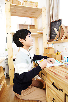 포토 JPG 학생 라이프스타일 어린이교육 교육 남자 어린이라이프 초등학생 어린이 포즈 의자 창문 문구용품 조명 실내 한명 웃음 사람 앉기 동양인 소년 상반신 옆모습 10대 책 연필 칠판 펼침 한국인 스탠드 커튼 책상 연필꽂이 공부방 문제풀이 문제집 미니칠판 남자만 남자한명만 십대만 십대남자만 십대남자한명만 국내포토 1 뷰포인트 가구 모션 청소년 학용품 표정 인종 내부 생활 필기구 오브젝트 파일형식