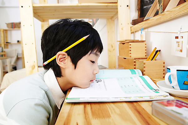 포토 JPG 학생 라이프스타일 어린이교육 교육 남자 어린이라이프 초등학생 어린이 엎드리기 포즈 문구용품 실내 한명 사람 앉기 동양인 소년 상반신 옆모습 10대 책 컵 연필 펼침 한국인 찻잔 책상 연필꽂이 공부방 문제풀이 문제집 남자만 남자한명만 십대만 십대남자만 십대남자한명만 국내포토 1 식기 뷰포인트 가구 모션 청소년 학용품 잔 인종 내부 생활 필기구 오브젝트 파일형식