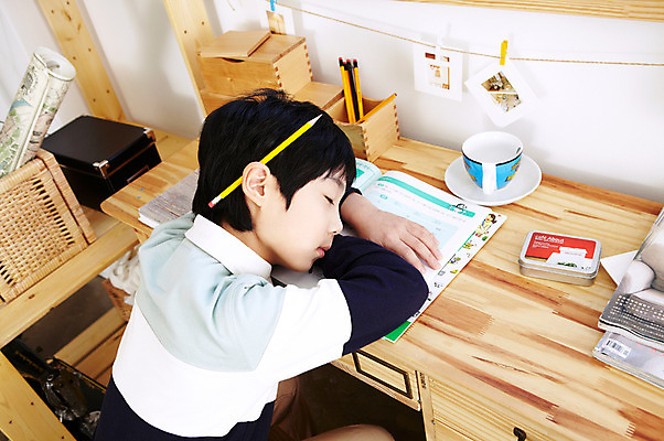 포토 JPG 학생 라이프스타일 어린이교육 교육 남자 어린이라이프 초등학생 어린이 엎드리기 포즈 모션 문구용품 실내 한명 사람 앉기 동양인 소년 상반신 10대 책 컵 하이앵글 필기구 연필 펼침 한국인 잠 수면 찻잔 책상 연필꽂이 공부방 문제풀이 문제집 남자만 남자한명만 십대만 십대남자만 십대남자한명만 국내포토 1 식기 뷰포인트 가구 청소년 학용품 잔 인종 내부 생활 물 오브젝트 파일형식