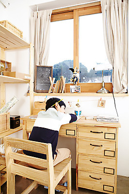 포토 JPG 학생 라이프스타일 어린이교육 교육 남자 어린이라이프 초등학생 어린이 엎드리기 포즈 의자 창문 모션 문구용품 조명 실내 한명 사람 앉기 동양인 소년 상반신 10대 책 컵 필기구 연필 칠판 펼침 한국인 스탠드 잠 커튼 수면 찻잔 책상 공부방 미니칠판 남자만 남자한명만 십대만 십대남자만 십대남자한명만 국내포토 1 식기 가구 청소년 학용품 잔 인종 내부 생활 물 오브젝트 파일형식