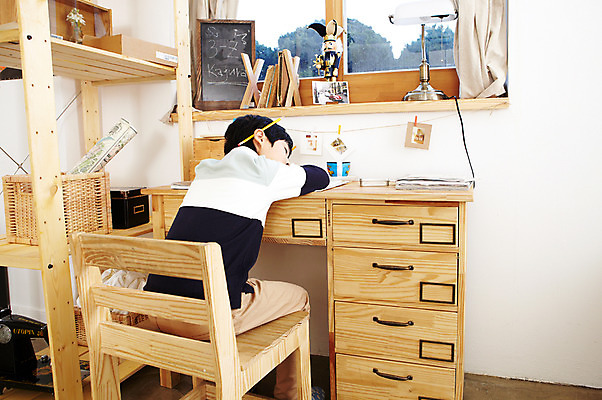 포토 JPG 학생 라이프스타일 어린이교육 교육 남자 어린이라이프 초등학생 어린이 엎드리기 포즈 의자 창문 모션 문구용품 조명 실내 한명 사람 앉기 동양인 소년 상반신 10대 책 컵 필기구 연필 칠판 펼침 한국인 스탠드 잠 커튼 수면 찻잔 책상 공부방 미니칠판 남자만 남자한명만 십대만 십대남자만 십대남자한명만 국내포토 1 식기 가구 청소년 학용품 잔 인종 내부 생활 물 오브젝트 파일형식