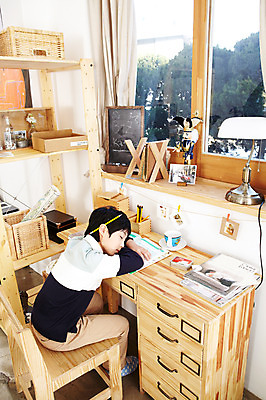 포토 JPG 학생 라이프스타일 어린이교육 교육 남자 어린이라이프 초등학생 어린이 엎드리기 포즈 의자 창문 모션 문구용품 조명 실내 한명 사람 앉기 동양인 소년 상반신 10대 책 컵 필기구 연필 칠판 펼침 한국인 스탠드 잠 커튼 수면 찻잔 책상 연필꽂이 공부방 미니칠판 남자만 남자한명만 십대만 십대남자만 십대남자한명만 국내포토 1 식기 가구 청소년 학용품 잔 인종 내부 생활 물 오브젝트 파일형식