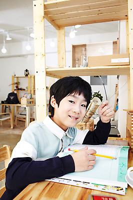 포토 JPG 학생 라이프스타일 어린이교육 교육 남자 어린이라이프 초등학생 어린이 포즈 의자 창문 모션 문구용품 실내 한명 미소 웃음 사람 앉기 동양인 소년 상반신 10대 책 필기구 연필 칠판 펼침 한국인 책상 연필꽂이 공부방 문제풀이 문제집 미니칠판 남자만 남자한명만 십대만 십대남자만 십대남자한명만 국내포토 1 가구 청소년 학용품 표정 인종 내부 생활 오브젝트 파일형식