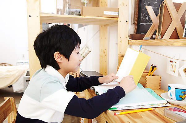 포토 JPG 학생 라이프스타일 어린이교육 교육 남자 어린이라이프 초등학생 어린이 포즈 의자 문구용품 실내 한명 들기 사람 앉기 동양인 소년 상반신 옆모습 10대 책 컵 독서 연필 칠판 펼침 한국인 찻잔 책상 한권 연필꽂이 공부방 문제풀이 문제집 미니칠판 남자만 남자한명만 십대만 십대남자만 십대남자한명만 국내포토 1 식기 뷰포인트 가구 모션 청소년 학용품 잔 인종 내부 생활 필기구 오브젝트 파일형식