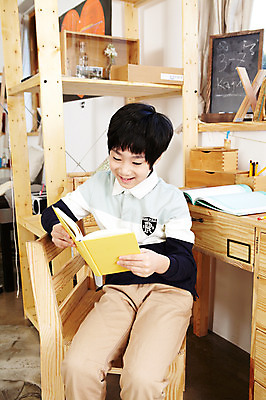 포토 JPG 학생 라이프스타일 어린이교육 교육 남자 어린이라이프 초등학생 어린이 포즈 의자 문구용품 실내 한명 웃음 들기 사람 앉기 동양인 소년 상반신 10대 책 독서 연필 칠판 펼침 한국인 책상 한권 연필꽂이 공부방 미니칠판 남자만 남자한명만 십대만 십대남자만 십대남자한명만 국내포토 1 가구 모션 청소년 학용품 표정 인종 내부 생활 필기구 오브젝트 파일형식