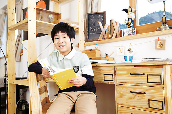 포토 JPG 학생 라이프스타일 어린이교육 교육 남자 어린이라이프 초등학생 어린이 포즈 의자 창문 모션 문구용품 조명 실내 한명 미소 웃음 들기 사람 앉기 동양인 소년 상반신 10대 책 컵 독서 필기구 연필 칠판 펼침 한국인 스탠드 찻잔 책상 한권 연필꽂이 공부방 미니칠판 남자만 남자한명만 십대만 십대남자만 십대남자한명만 국내포토 1 식기 가구 청소년 학용품 잔 표정 인종 내부 생활 오브젝트 파일형식