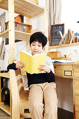 포토 JPG 학생 라이프스타일 어린이교육 교육 남자 어린이라이프 초등학생 어린이 포즈 의자 창문 모션 문구용품 실내 한명 들기 사람 앉기 동양인 소년 상반신 10대 책 독서 필기구 연필 칠판 펼침 한국인 책상 한권 연필꽂이 공부방 미니칠판 남자만 남자한명만 십대만 십대남자만 십대남자한명만 국내포토 1 가구 청소년 학용품 인종 내부 생활 오브젝트 파일형식