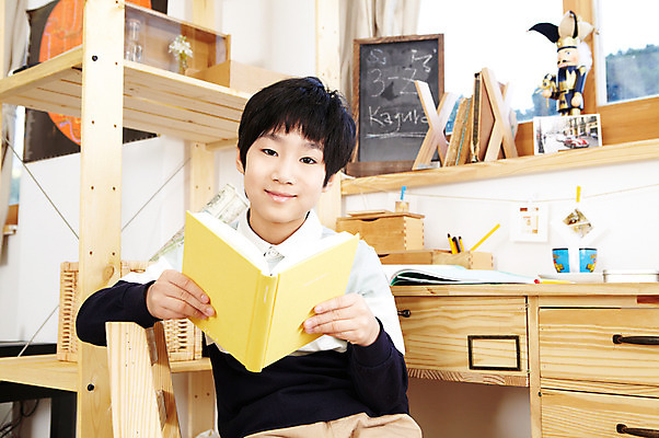 포토 JPG 학생 라이프스타일 어린이교육 교육 남자 어린이라이프 초등학생 어린이 포즈 의자 창문 모션 문구용품 실내 한명 미소 웃음 들기 사람 앉기 동양인 소년 상반신 10대 책 컵 독서 필기구 연필 칠판 펼침 한국인 찻잔 책상 한권 연필꽂이 공부방 미니칠판 남자만 남자한명만 십대만 십대남자만 십대남자한명만 국내포토 1 식기 가구 청소년 학용품 잔 표정 인종 내부 생활 오브젝트 파일형식