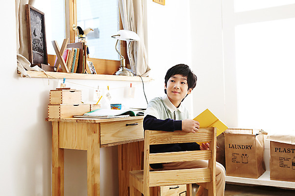 포토 JPG 학생 라이프스타일 어린이교육 교육 남자 어린이라이프 초등학생 어린이 포즈 의자 창문 모션 문구용품 조명 실내 한명 미소 웃음 들기 사람 앉기 동양인 소년 상반신 10대 책 독서 필기구 연필 칠판 펼침 한국인 스탠드 책상 한권 공부방 미니칠판 남자만 남자한명만 십대만 십대남자만 십대남자한명만 국내포토 1 가구 청소년 학용품 표정 인종 내부 생활 오브젝트 파일형식