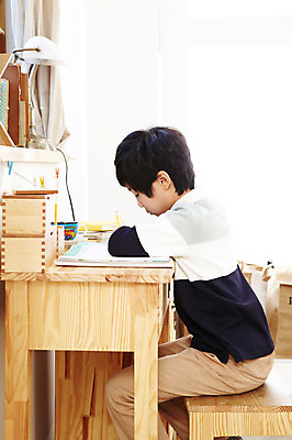 포토 JPG 학생 라이프스타일 어린이교육 교육 남자 어린이라이프 초등학생 어린이 포즈 의자 문구용품 조명 실내 한명 사람 앉기 동양인 소년 상반신 옆모습 10대 책 연필 펼침 한국인 스탠드 책상 공부방 문제풀이 문제집 남자만 남자한명만 십대만 십대남자만 십대남자한명만 국내포토 1 뷰포인트 가구 모션 청소년 학용품 인종 내부 생활 필기구 오브젝트 파일형식