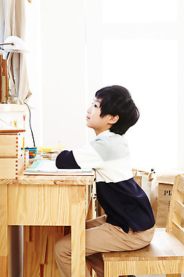 포토 JPG 학생 라이프스타일 어린이교육 교육 남자 어린이라이프 초등학생 어린이 포즈 의자 문구용품 조명 실내 한명 사람 앉기 동양인 소년 상반신 옆모습 10대 책 연필 펼침 한국인 스탠드 책상 공부방 문제풀이 문제집 남자만 남자한명만 십대만 십대남자만 십대남자한명만 국내포토 1 뷰포인트 가구 모션 청소년 학용품 인종 내부 생활 필기구 오브젝트 파일형식
