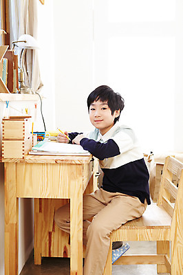 포토 JPG 학생 라이프스타일 어린이교육 교육 남자 어린이라이프 초등학생 어린이 포즈 의자 문구용품 조명 슬리퍼 실내 실내화 한명 웃음 사람 앉기 동양인 소년 상반신 10대 책 연필 펼침 한국인 스탠드 책상 공부방 문제풀이 문제집 남자만 남자한명만 십대만 십대남자만 십대남자한명만 국내포토 1 가구 신발 모션 청소년 학용품 표정 인종 내부 생활 필기구 오브젝트 파일형식