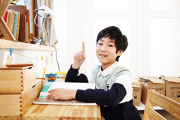 포토 JPG 1 학생 라이프스타일 어린이교육 교육 남자 어린이라이프 초등학생 어린이 포즈 의자 모션 문구용품 조명 실내 한명 미소 웃음 사람 앉기 동양인 손짓 소년 상반신 10대 책 필기구 연필 펼침 한국인 스탠드 책상 공부방 문제풀이 문제집 남자만 남자한명만 십대만 십대남자만 십대남자한명만 국내포토 가구 청소년 학용품 표정 인종 내부 생활 오브젝트 파일형식